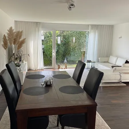 Gemuetliche Am Waldrand In