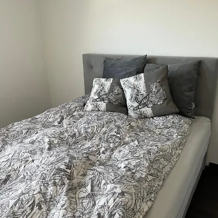 Gemuetliche Am Waldrand In